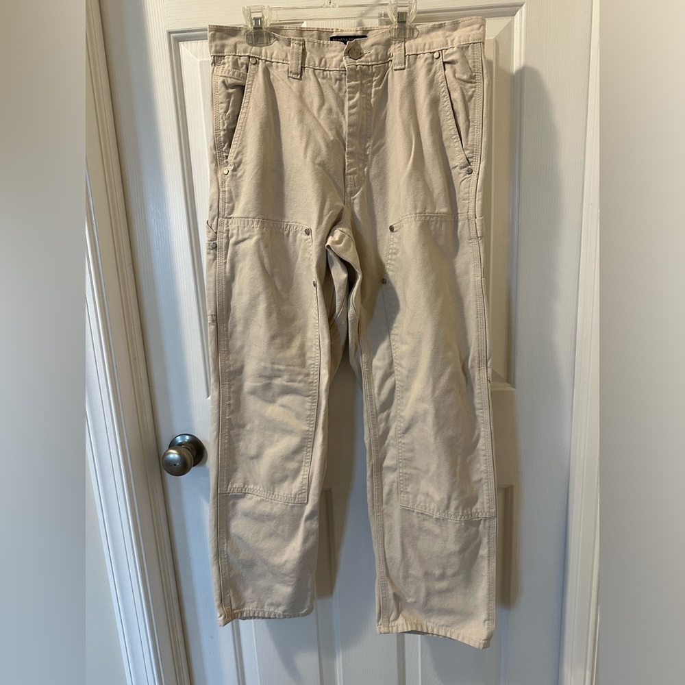 Banana Republic men’s cargo pants. 31 waist, 32 length, beige.